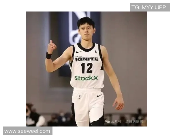 曾凡博的篮球之路:从青涩少年到赛场明星的成长故事 曾凡博的篮球之路:从青涩少年到赛场明星的成长故事